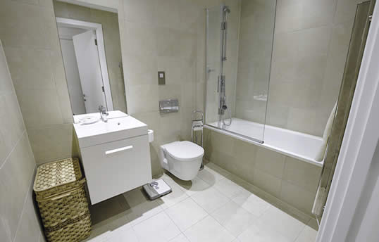 Executive serviced apartment bathroom