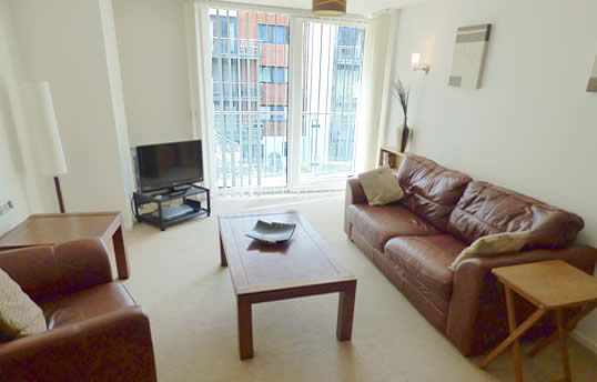Cheaper Southampton accommodation living room